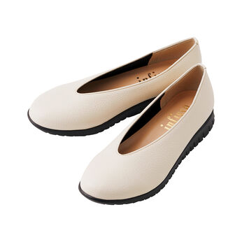 L'AMIPLUS | Vカットがキレイ見え 軽やかパンプス