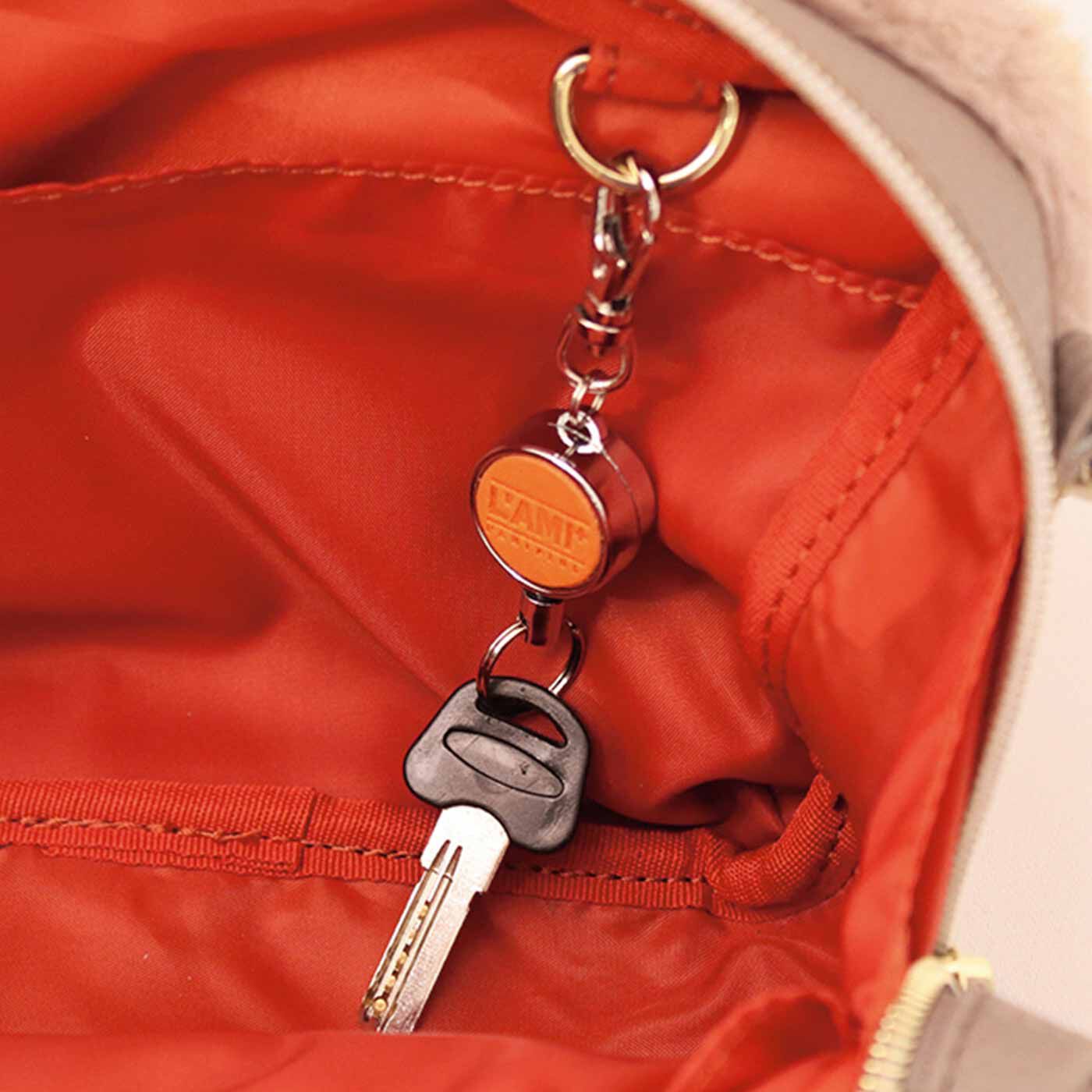 L'AMIPLUS|ラミプリュス 手ざわりふわふわ♪ 気分軽やかぷっくり マカロンショルダーバッグの会|内側両側面に内ポケット付き。Dカンにはキーリールやパスケースをつないでおけます。