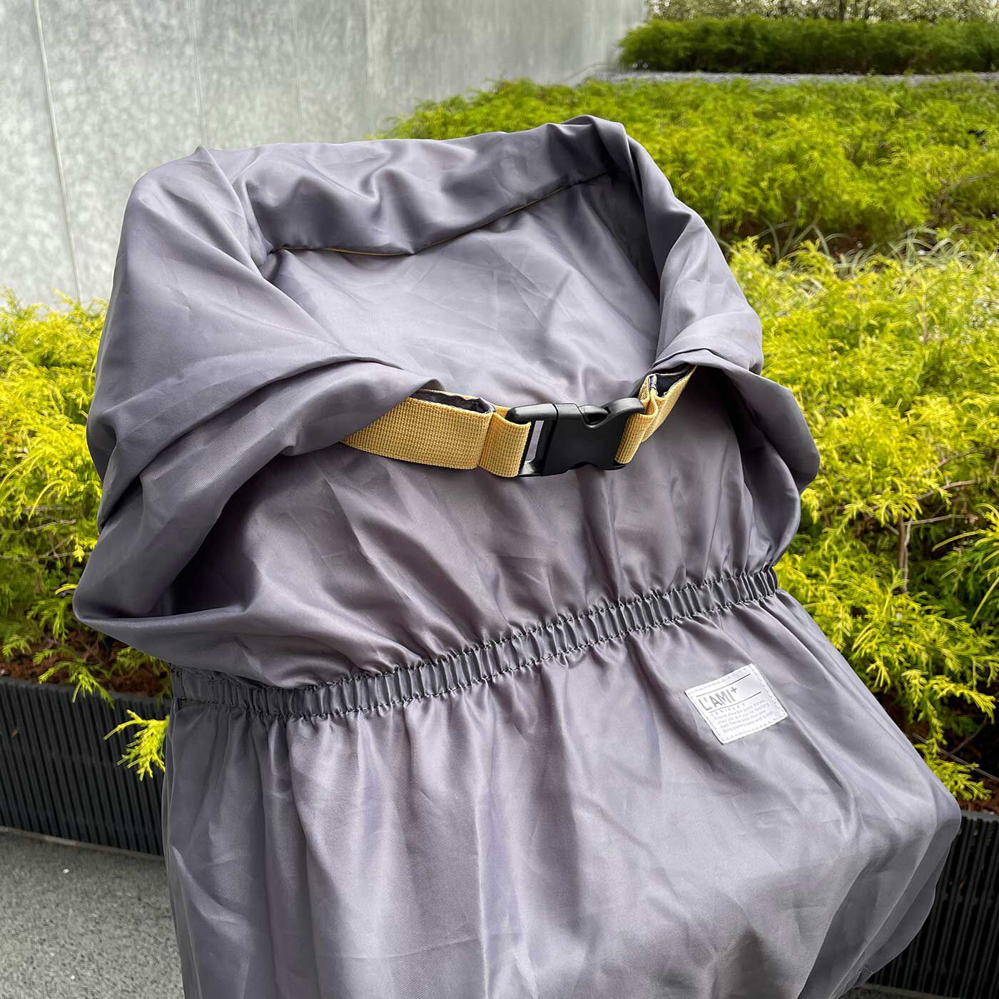 L'AMIPLUS［ラミプリュス］|ラミプリュス　がばっと包んで人目やちょっとした雨から荷物を守る 取り付け簡単な自転車かごカバーの会|開口部をくるくる巻いて、バックルを留めるだけで完了。