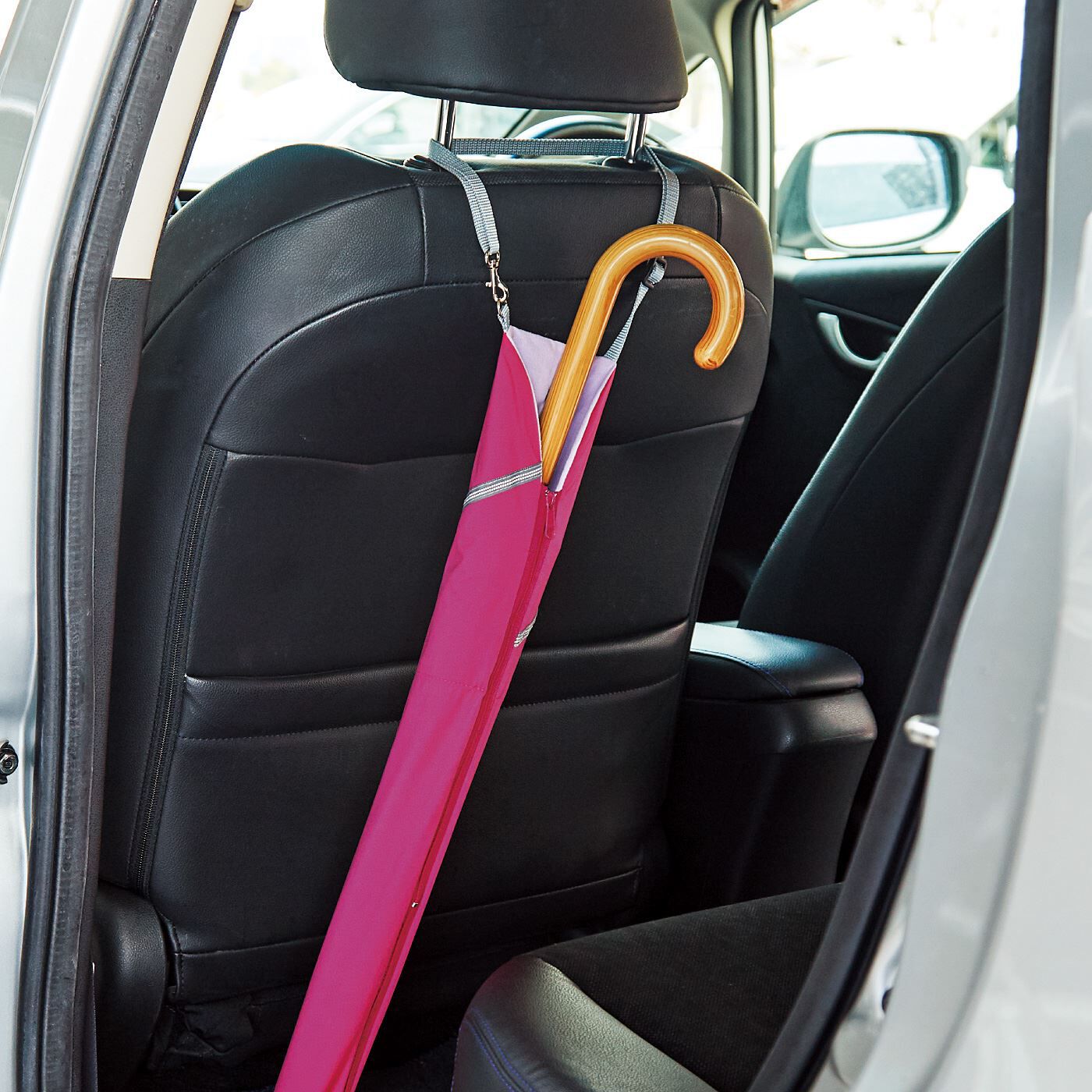 L'AMIPLUS|ラミプリュス　水分を吸収しながらスマートIN！ 隣の人も自分もぬれないスリム傘袋〈リフレクター〉|車のヘッドレストに掛けられるので、水滴で車内がぬれるのを防ぎます。