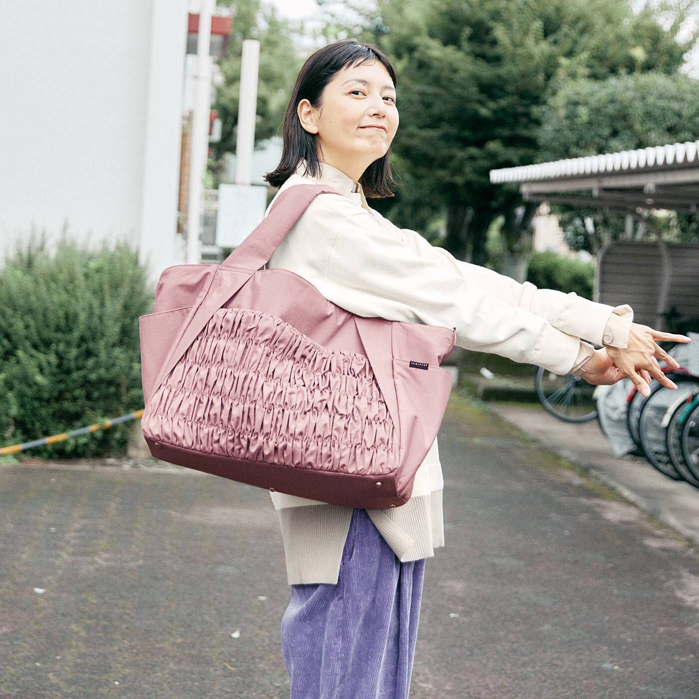L'AMIPLUS［ラミプリュス］|ラミプリュス　旅行にも！ シャーリングと斜め持ち手がスッキリ見え　撥水（はっすい）キャリーオン大きめバッグの会