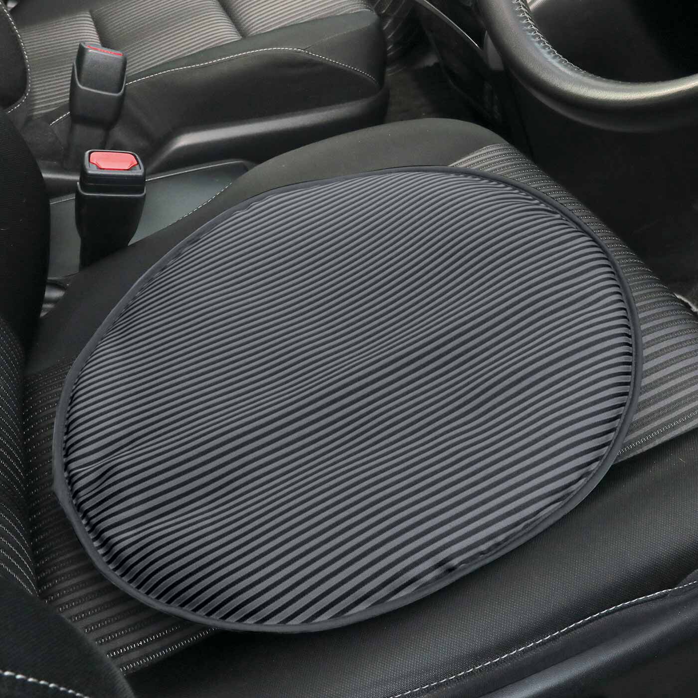 L'AMIPLUS|ラミプリュス　ひっかけて簡単に装着 敷いて座れるハンドルカバー|運転中はシートに敷いてふっくら快適。