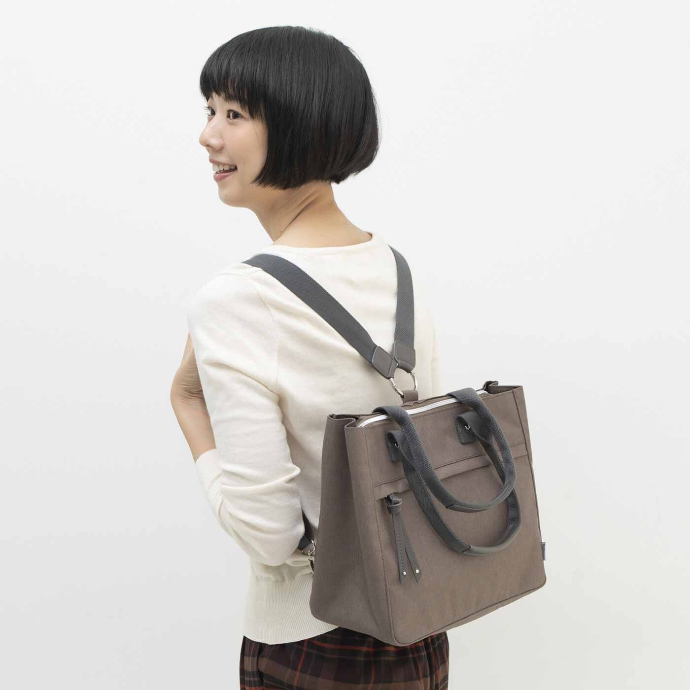 L'AMIPLUS［ラミプリュス］|ラミプリュス　荷物を仕切ってすっきり収納　Ｔトート〈撥水（はっすい）/リュック〉の会|リュックで。
