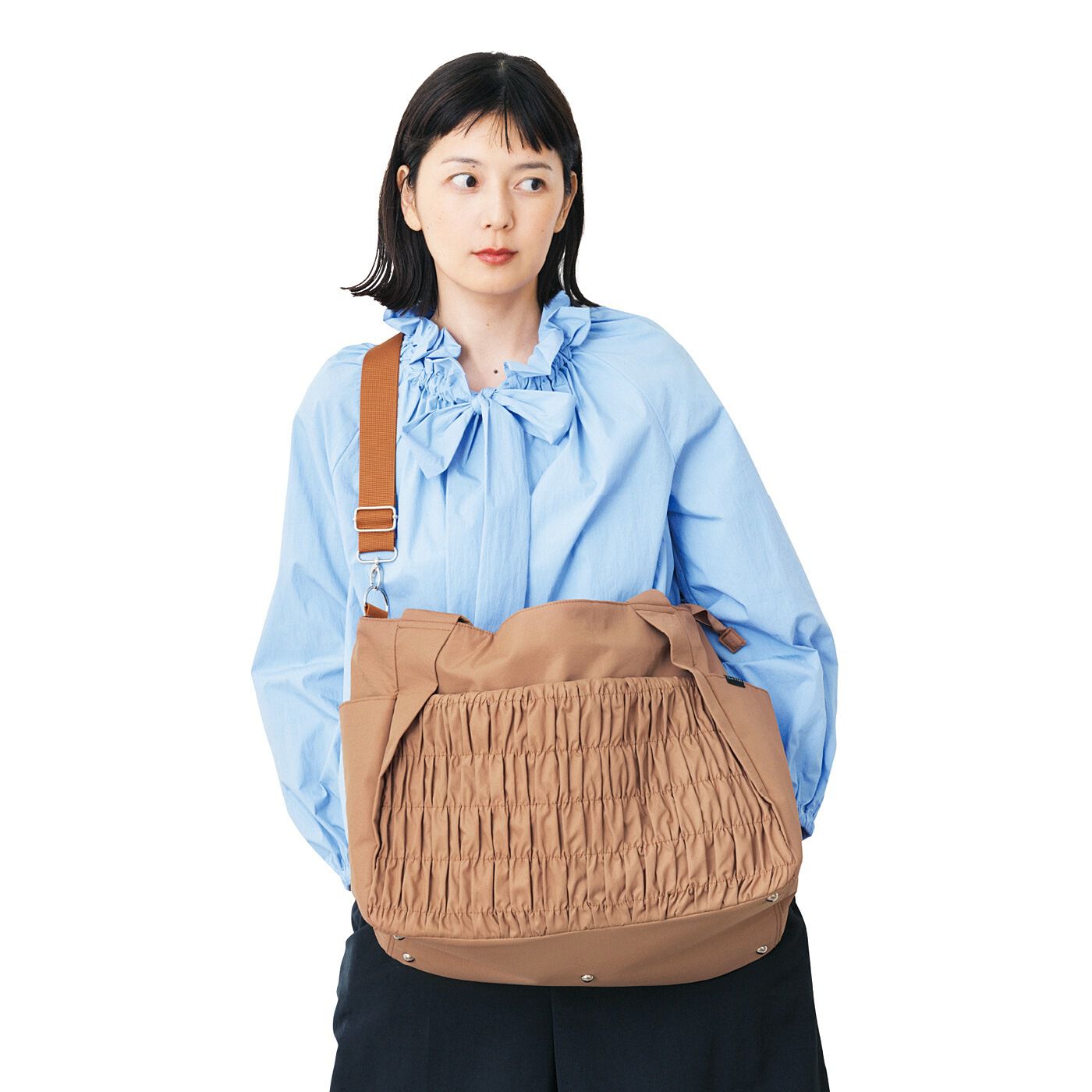 L'AMIPLUS［ラミプリュス］|ラミプリュス　旅行にも！ シャーリングと斜め持ち手がスッキリ見え　撥水（はっすい）キャリーオン大きめバッグの会