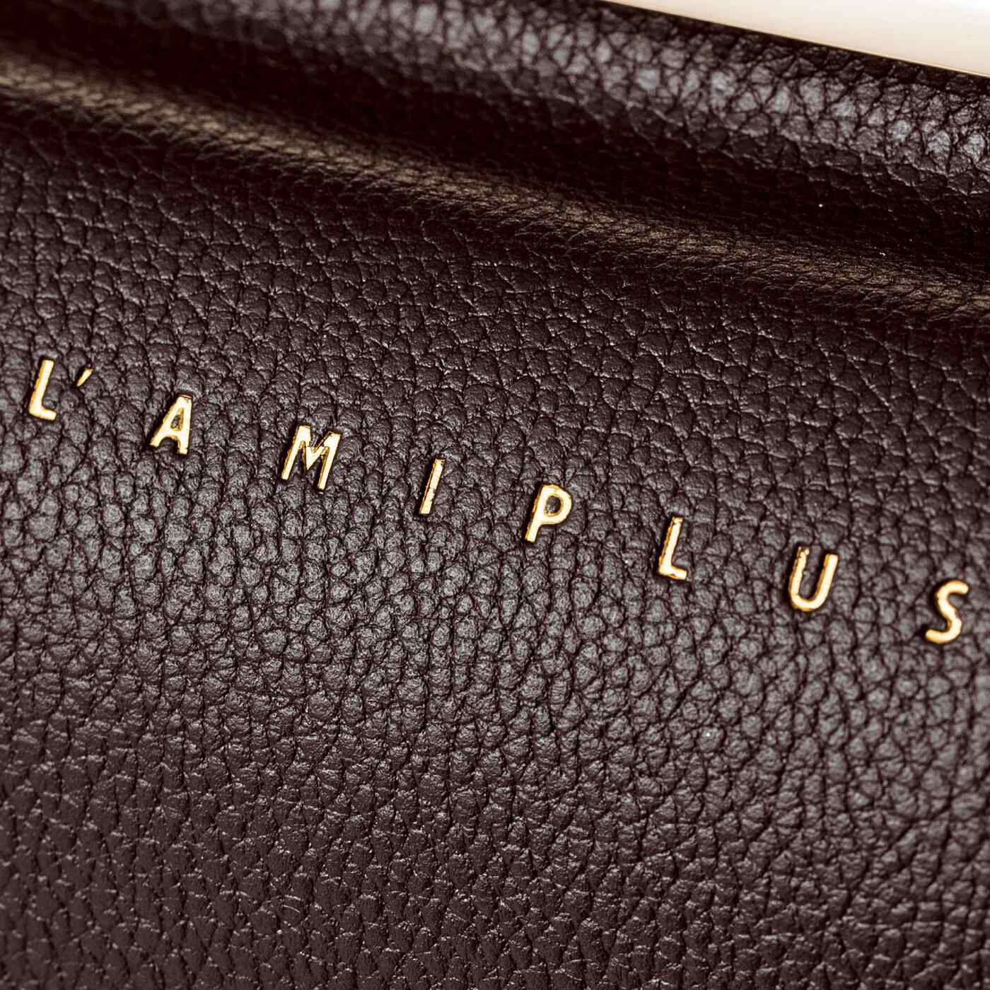 L'AMIPLUS|ラミプリュス　片手でパチンと開けられる コインスルーがま口財布の会|L'AMI PLUS【ラミプリュス】のロゴ付き。