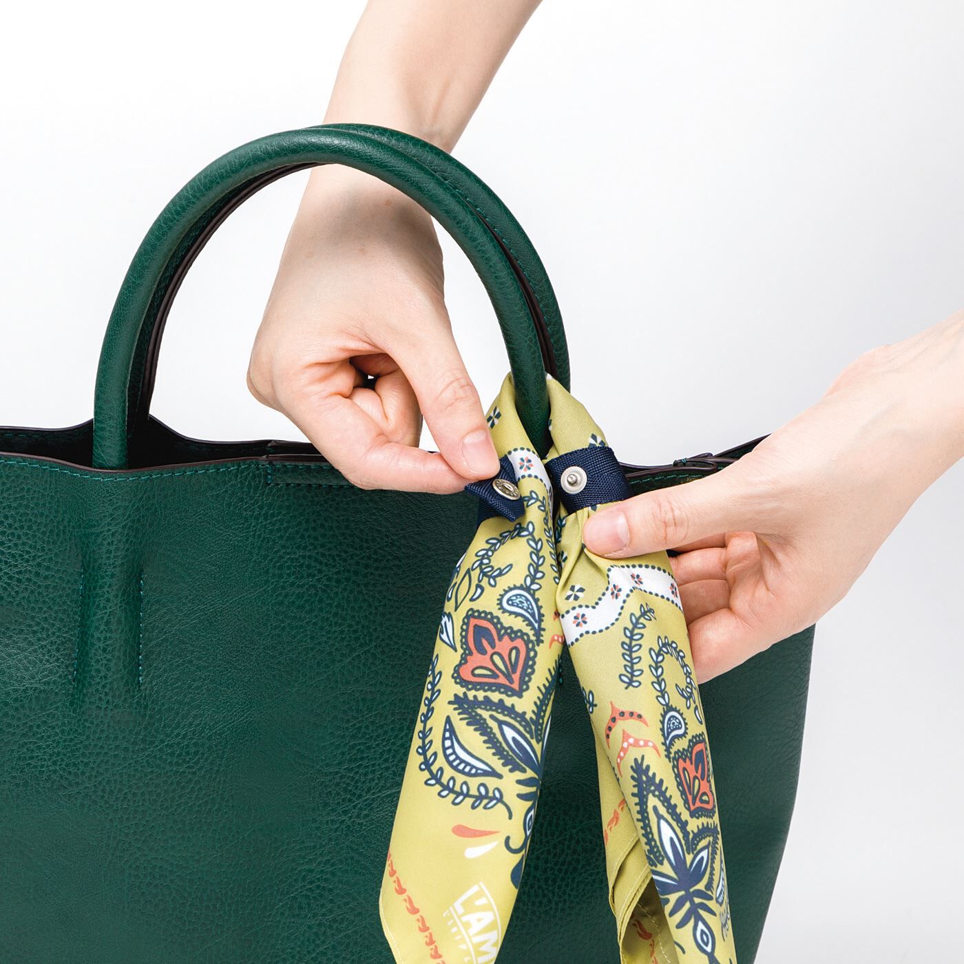 ラミプリュス|ラミプリュス　急な買い物も安心　結んでお出かけスカーフエコバッグ〈フラワーペイズリー〉の会|バッグの持ち手に引っ掛けて、持ち手と一緒にリボンテープを巻いてスナップボタンを留めます。