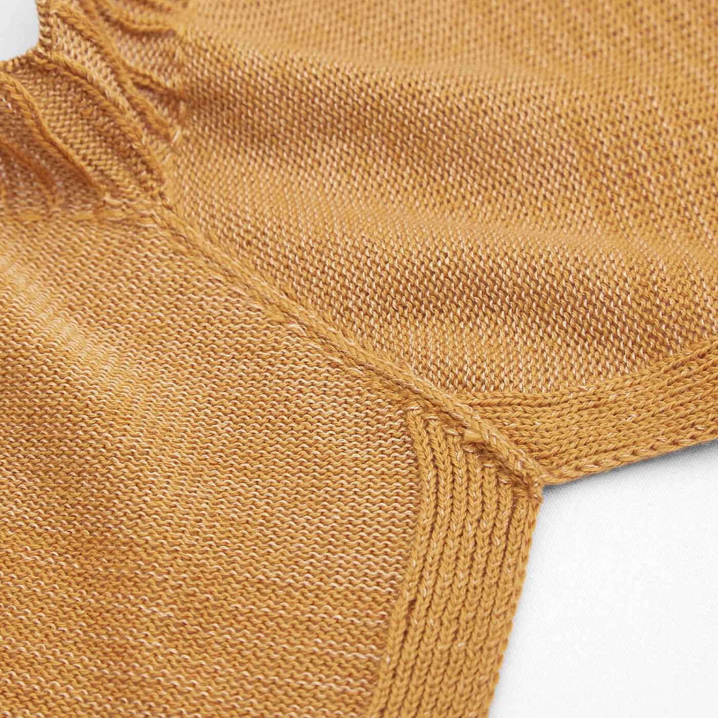L'AMIPLUS|ラミプリュス　いつものコーデの差し色に　ホールガーメント（R）でつくったシルク混の付けハーフネックの会|ホールガーメント（R）で縫い目のない、立体編みでごろつきがなく、からだになじむやさしい着心地。