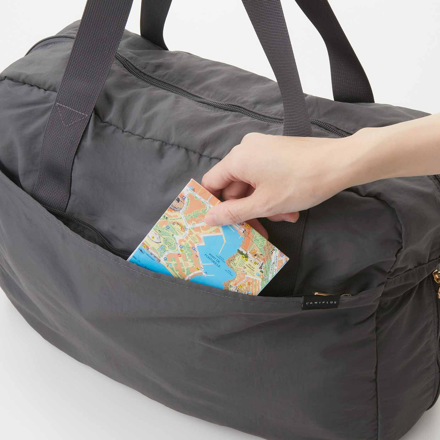 L'AMIPLUS［ラミプリュス］|ラミプリュス 荷物が増えたらまち出現！ ポケッタブルで大活躍 撥水（はっすい）ボストンバッグの会|正面には、ファスナーポケット付き。