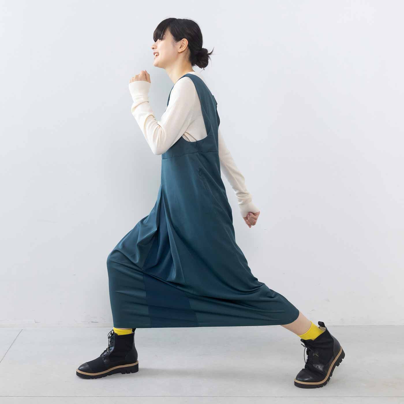 L'AMIPLUS［ラミプリュス］|ラミプリュス プリーツ部分が密かにグイッと伸びて脚さばき軽やか♪ きれいめ撥水（はっすい）ジャンパースカートの会|グイッと伸びて脚さばきらくらく。