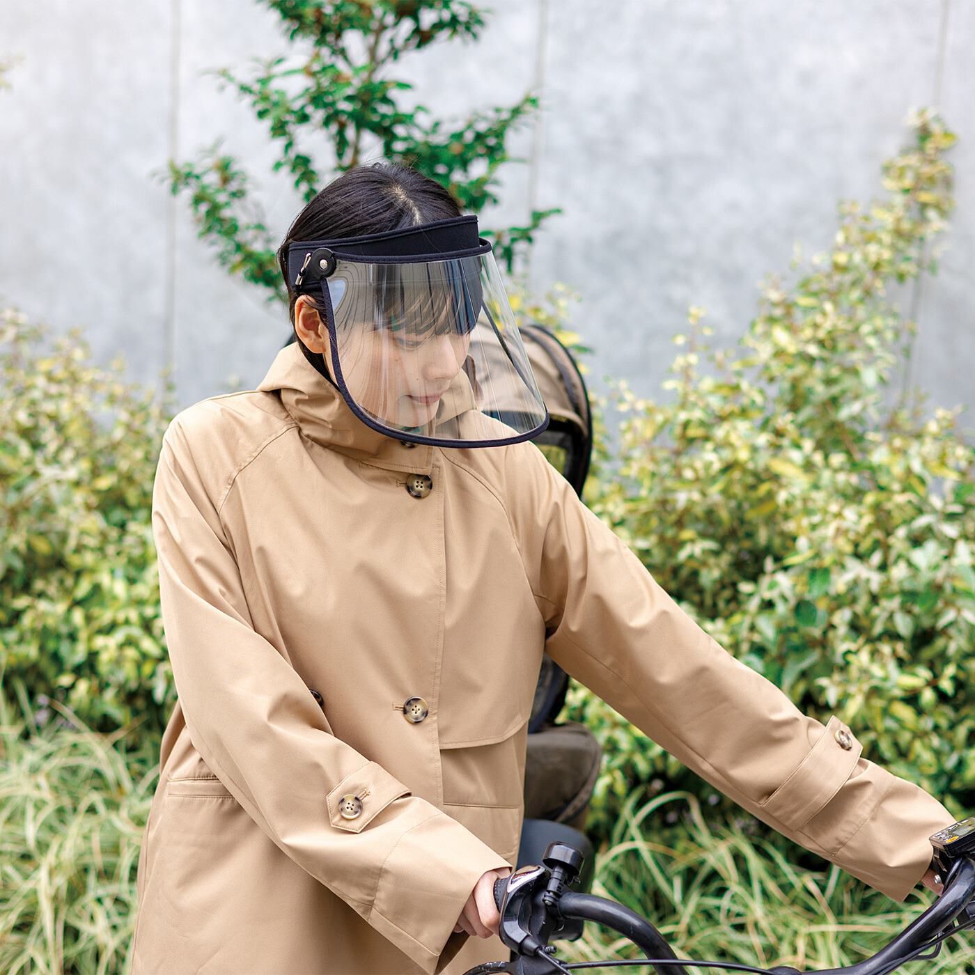 ラミプリュス|クリア＆ワイドなつばで視界良好 雨の日の自転車で頼れる サンバイザー