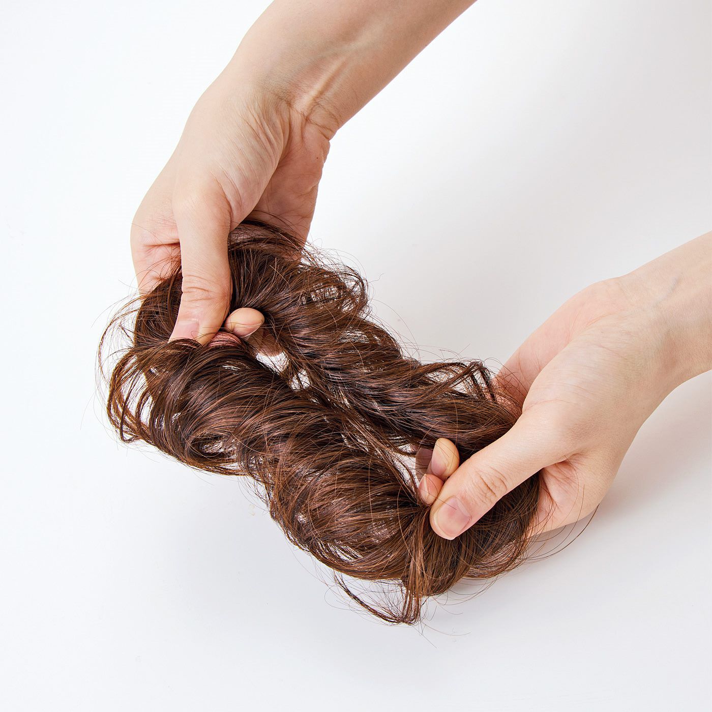 L'AMIPLUS［ラミプリュス］|ラミプリュス　ヘアゴム感覚で結ぶだけ　簡単ボリュームアップ！　シュシュウィッグ〈ミックスブラウン〉の会|伸びのよいゴム入りなので、普通のヘアゴム感覚で結ぶだけ！