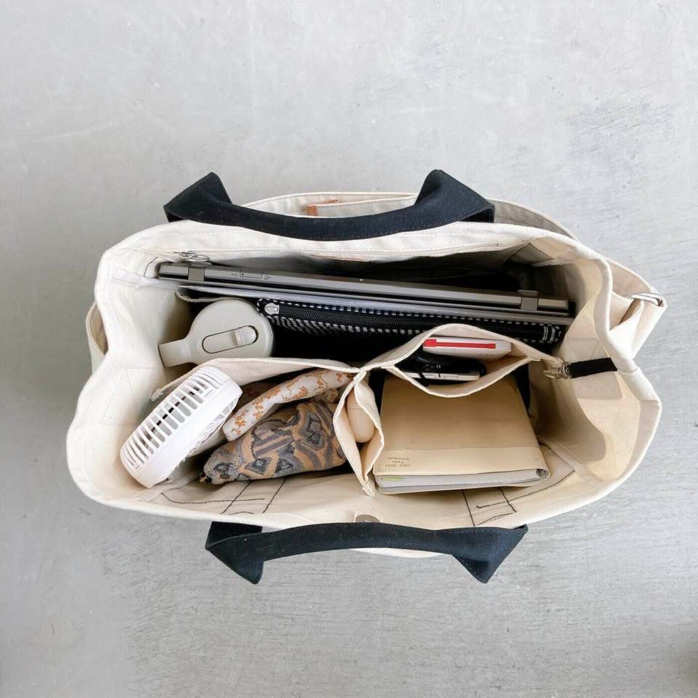 L'AMIPLUS|Kanoco×ラミプリュス　軽やか帆布のマザーズTバッグ|13インチのPCがゆったりと入るほか、大きなT字の仕切りには小さなポケットもついていて、財布やイヤホンなど、身の回りのアイテムも整理ができます。