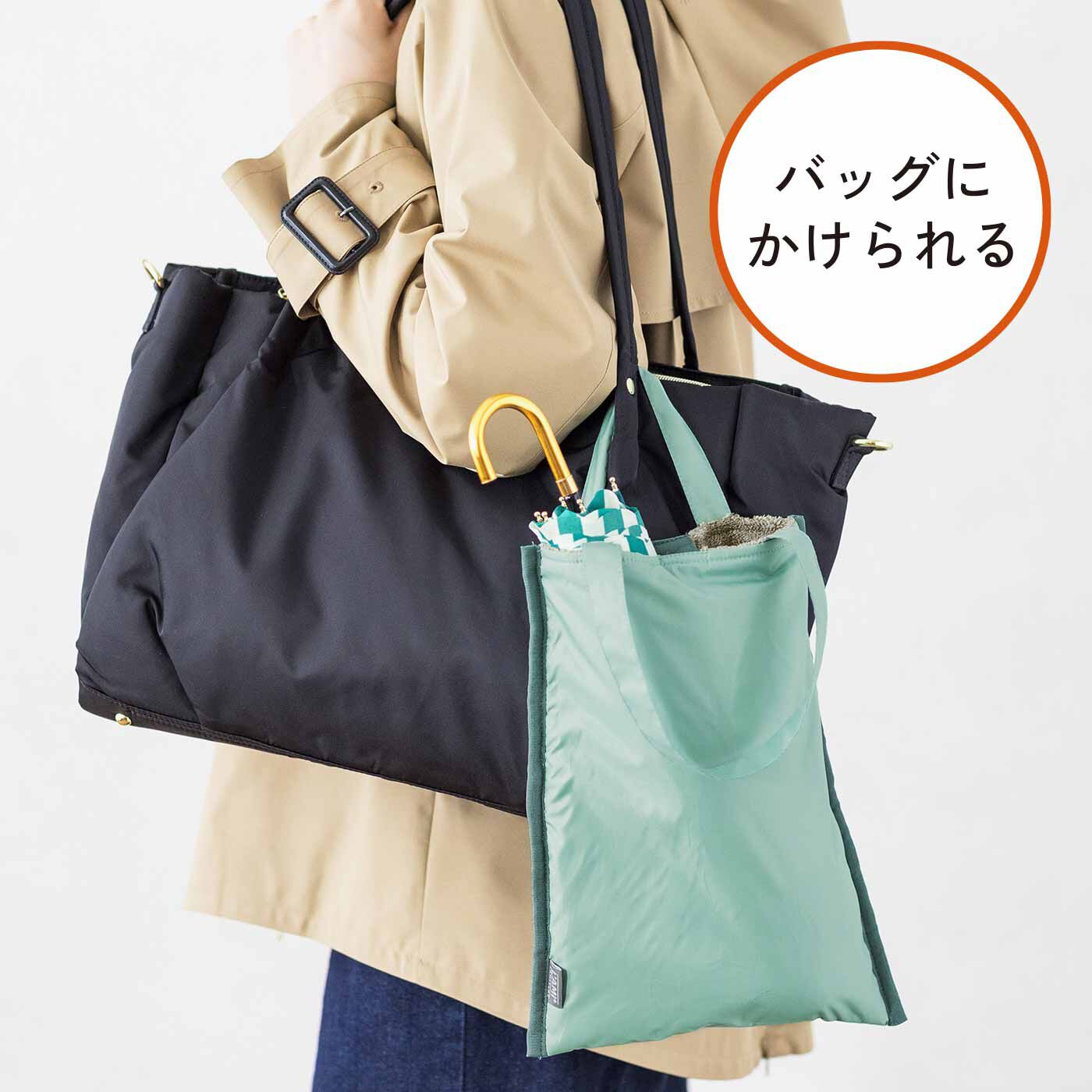 L'AMIPLUS［ラミプリュス］|ラミプリュス さっとたたんでIN！ 隣の人も自分もぬれない 撥水（はっすい）×マイクロファイバーの折りたたみ傘ケースの会|ハンドルのスナップボタンを外して、バッグにちょい掛けも。