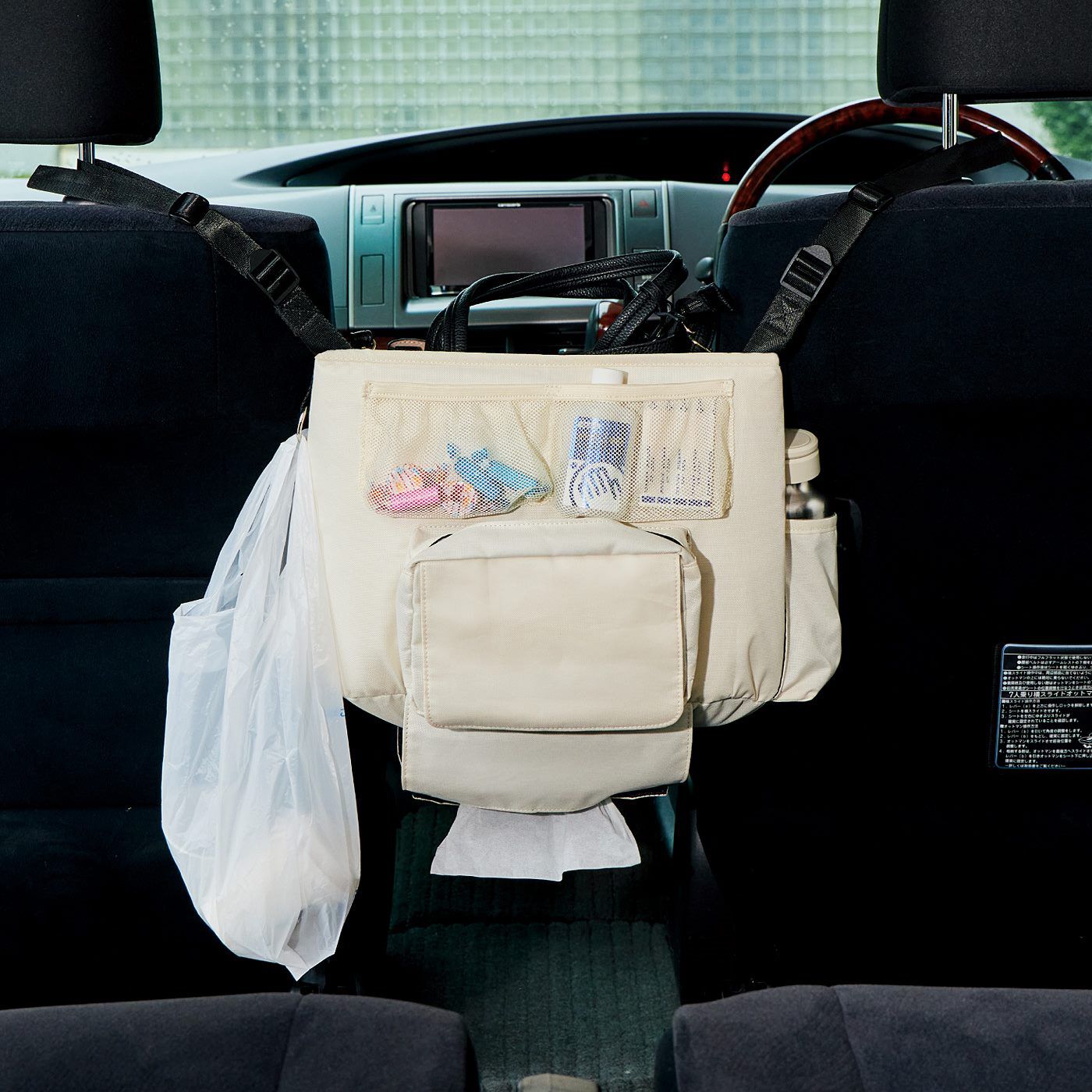 L'AMIPLUS［ラミプリュス］|田中美保さん×ラミプリュス　ヘッドレストにかけるだけ　運転席と助手席の間の収納ボックスの会