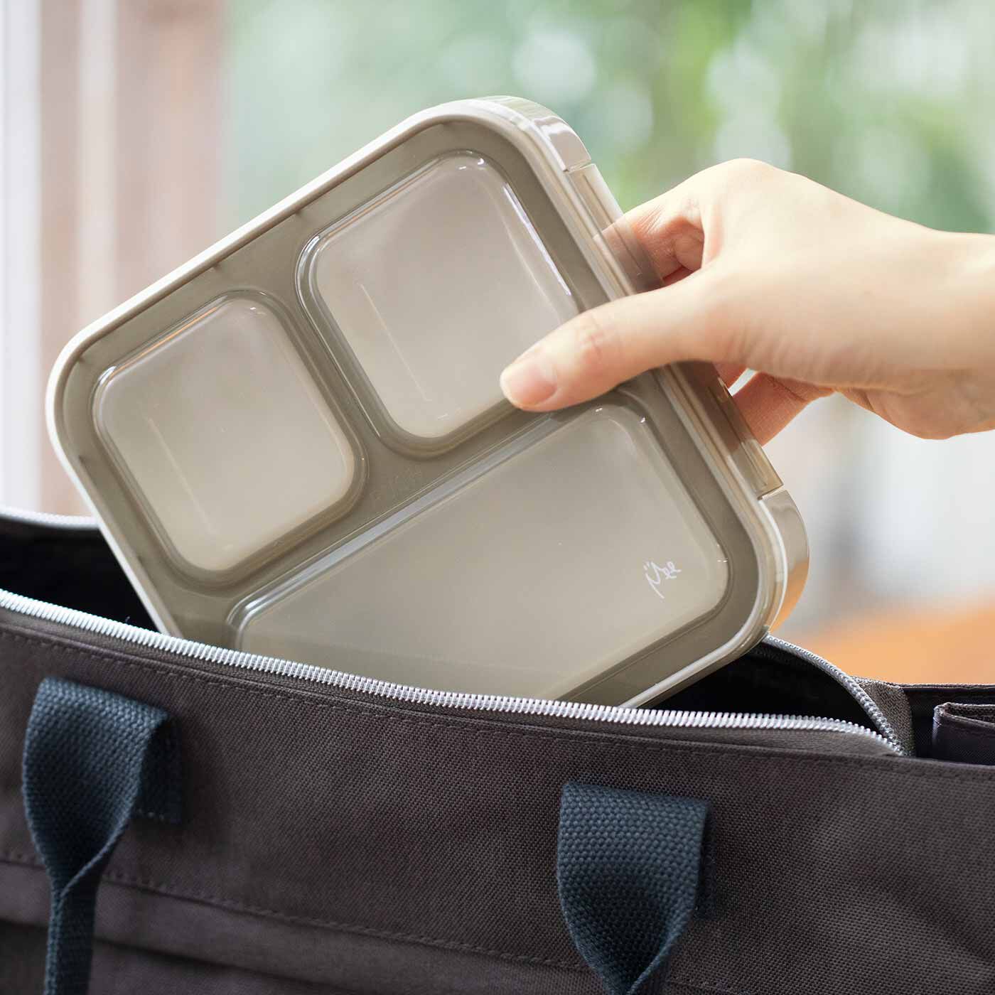 L'AMIPLUS［ラミプリュス］|立て入れでも汁がこぼれにくい スリムに運べるランチボックス 500ml〈オレンジ〉|液漏れしにくいからスリムに立て入れ。　※写真は〈グレー〉です。