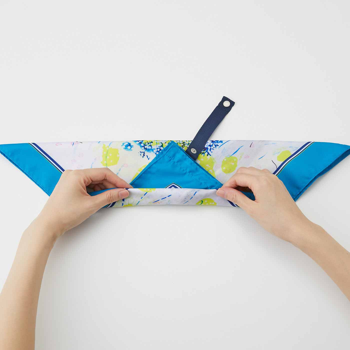 L'AMIPLUS［ラミプリュス］|ラミプリュス×ユニカラート 急な買い物も安心 結んでお出かけ スカーフエコバッグの会|三角になるよう対角線でたたみ、頂点からもう半分に折り丸めます。