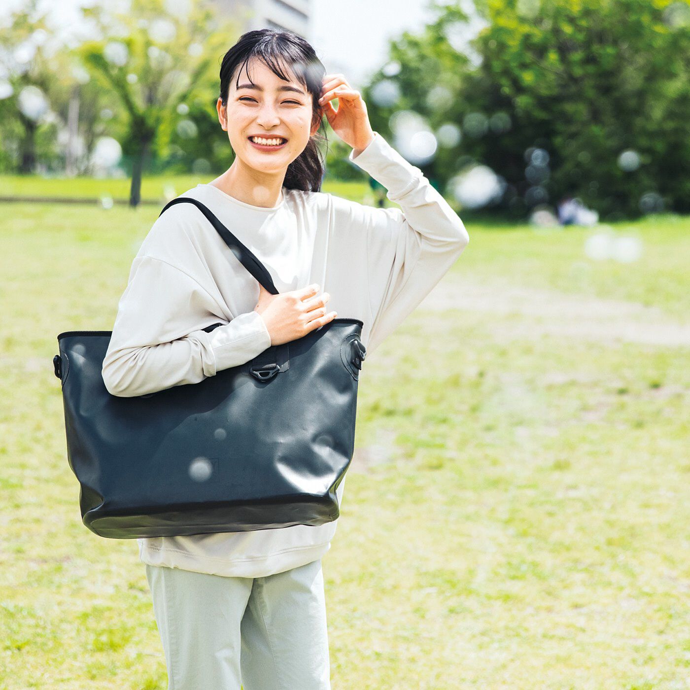 雨の日もアウトドアでも活躍！　水から荷物を守る防水トート〈25L〉