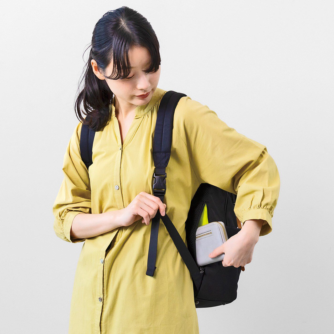 L'AMIPLUS|田中美保さん×ラミプリュス　仕分けたい荷物がスイスイ！　ワンフロアにもなる２階建てリュック〈ブラック〉|背中側ポケットがあるので背負いながら財布もらくに取り出せる。