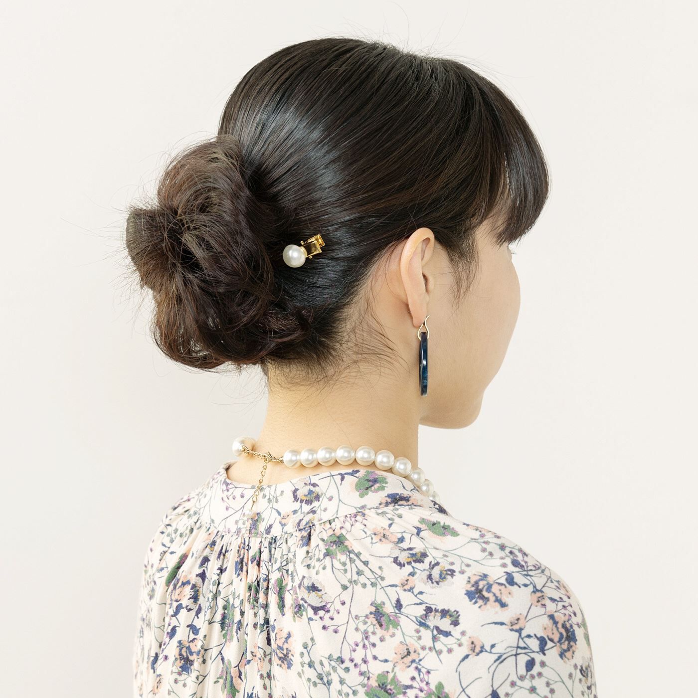 L'AMIPLUS［ラミプリュス］|ラミプリュス　ヘアゴム感覚で結ぶだけ　簡単ボリュームアップ！　シュシュウィッグ〈ナチュラルブラック〉の会|セットのビジュ—クリップを留めれば、特別な日のアレンジもお手のもの♪