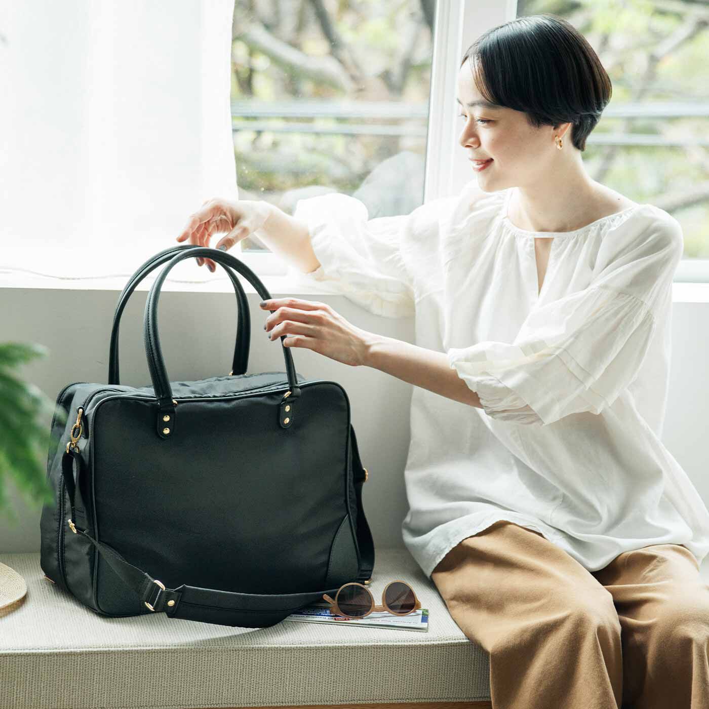 L'AMIPLUS|【7月分以降お届け】ラミプリュス きれいめ上品 ガバッと開いて一目瞭然！ 180度オープン部屋が便利なトラベルボストンバッグ〈リッチブラック〉