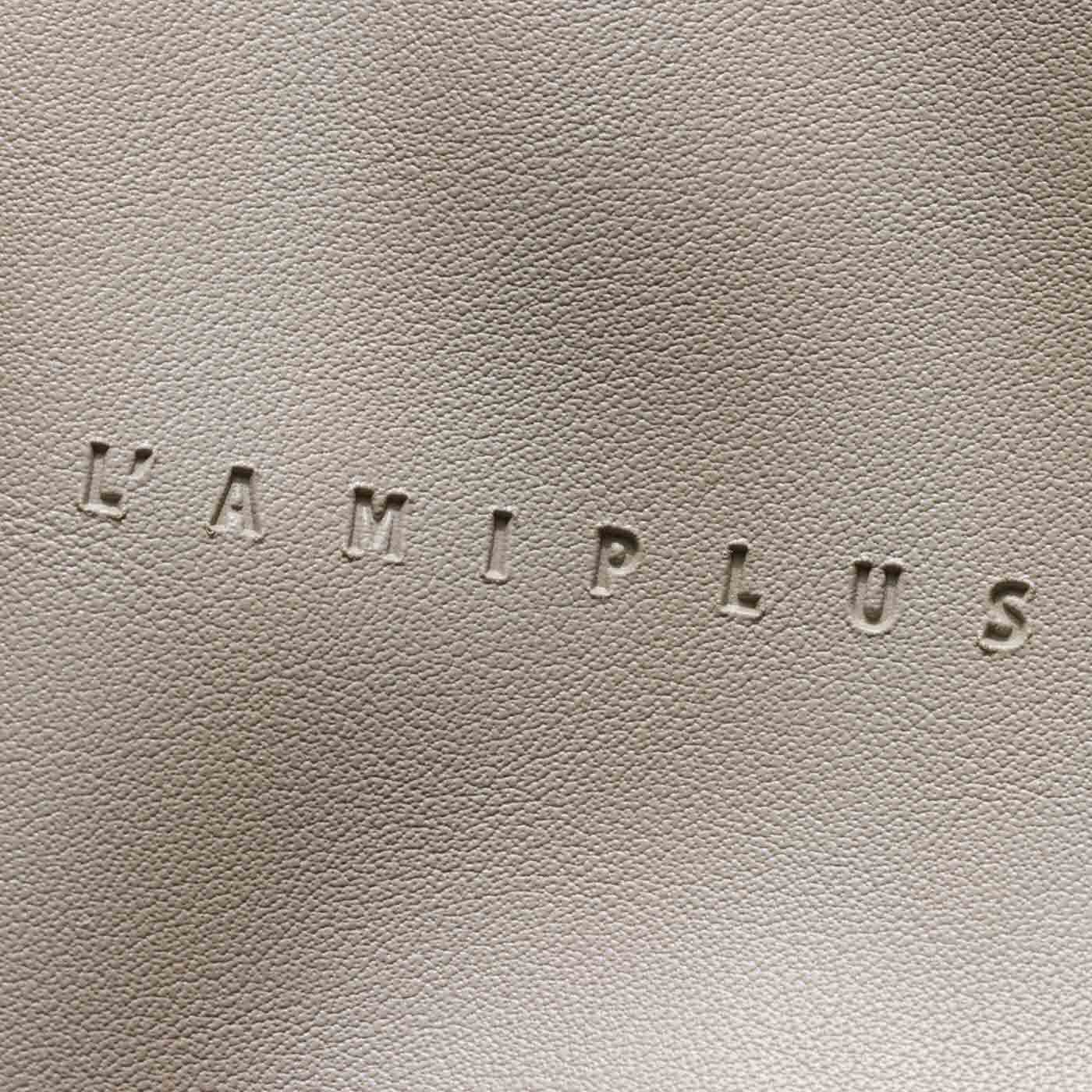 L'AMIPLUS|ラミプリュス　気分に合わせて持ち変え 表情が変わる シンプルトートバッグの会|無地サイドには型押しのロゴがポイントに