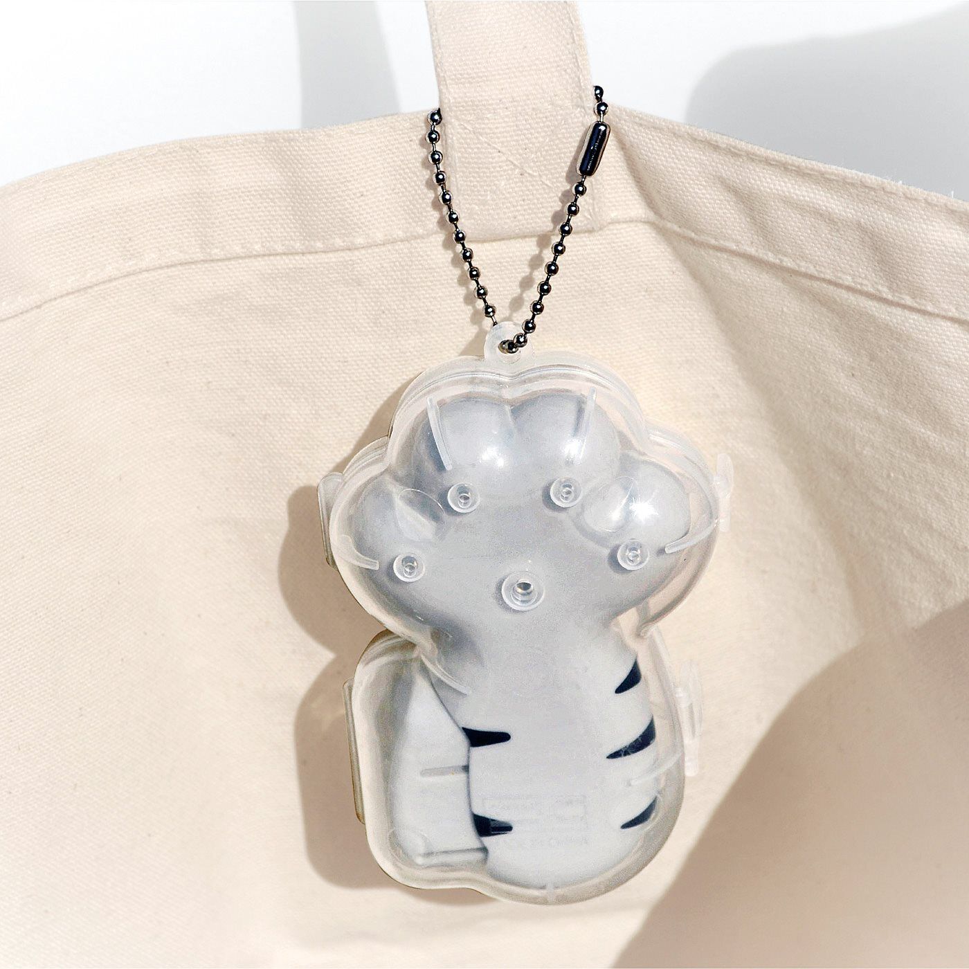 L'AMIPLUS|携帯できるかわいいマイソープディスペンサー　泡にゃん〈アメショ〉|バッグの持ち手に取り付けられるチェーン付き透明ケース。