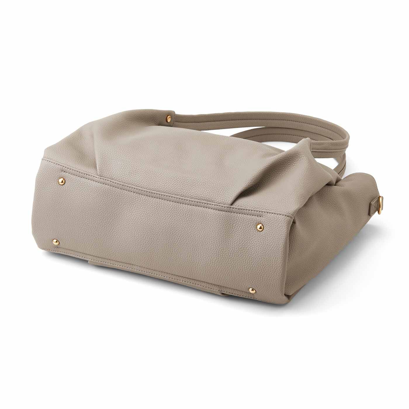 L'AMIPLUS［ラミプリュス］|ラミプリュス たっぷり入って持ち歩き軽やか パソコンポケットがある 7つ星ショルダーバッグ〈グレージュ〉|底びょう付きで汚れにくい。