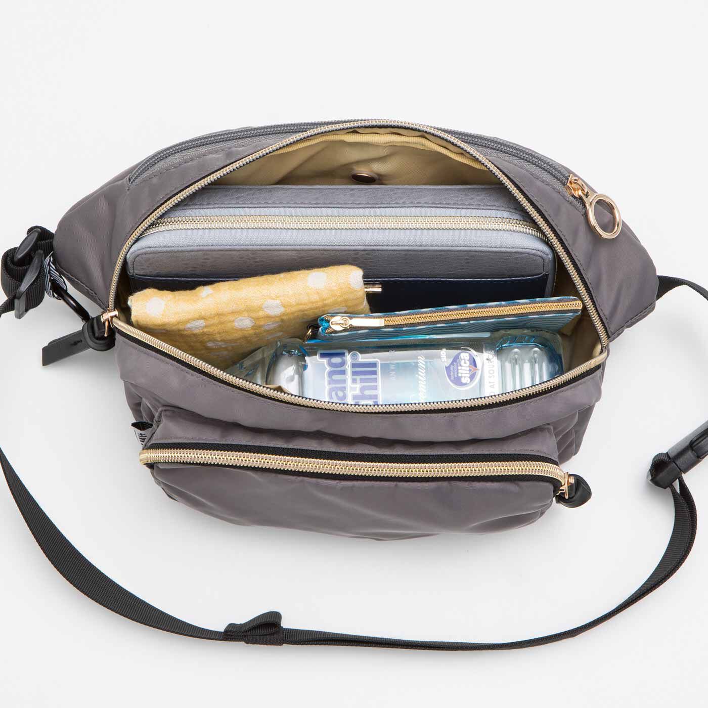 ラミプリュス|ラミプリュス　ティッシュがさっと取り出せて ゴミポケットにぽいっ！ 撥水（はっすい）ボディーバッグの会|〈大容量ポケット〉 メインのポケットは長財布や母子手帳、ペットボトルも入る大容量。