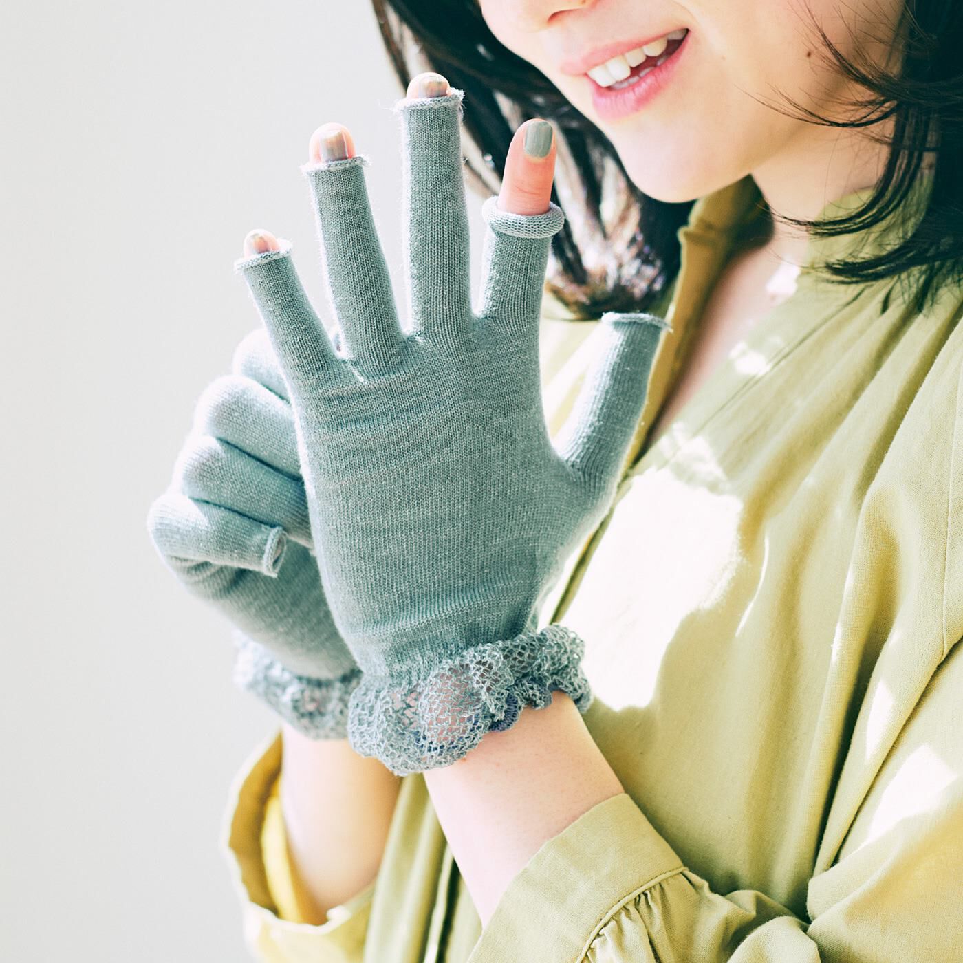 ラミプリュス 肌側シルクでセルフケア 指先が出せる  ホールガーメント（R）UV手袋の会｜手袋｜ファッション小物｜ママのための便利グッズ・便利雑貨の通販｜L'AMIPLUS
