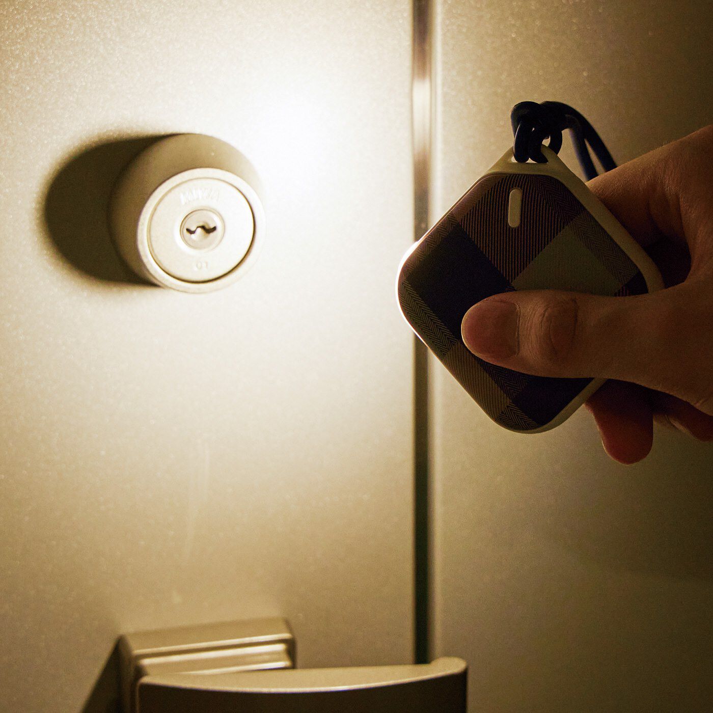 L'AMIPLUS|ラミプリュス　軽くて持ち運びやすい！　繰り返し使えてコンパクトな充電式カイロ〈ＬＥＤライト付き〉の会|暗い場所でも役立つLEDライト付き。