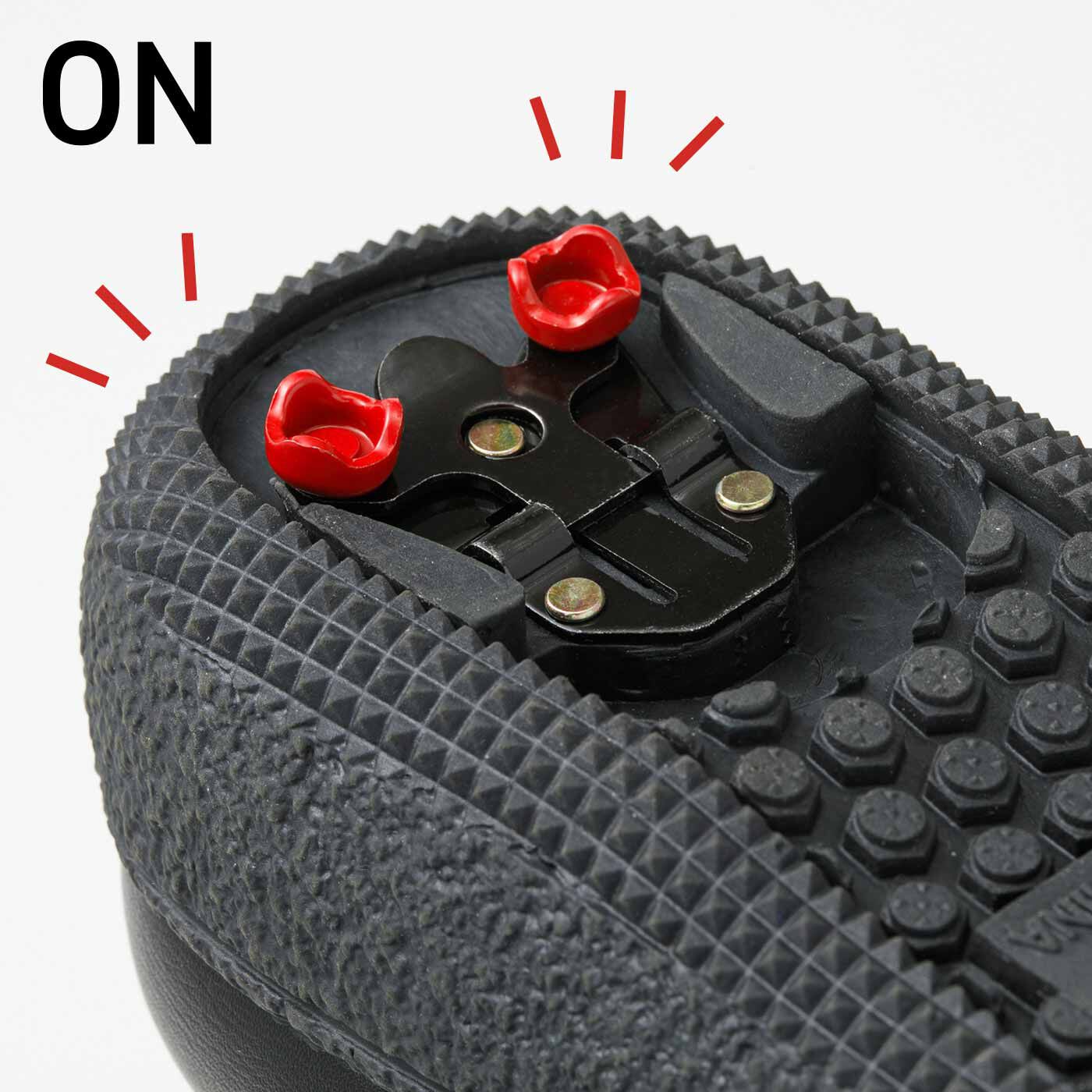 L'AMIPLUS|ラミプリュス　北海道の靴屋さん発 スパイクが出てくる 防水仕様ブーツ〈ブラック〉|折りたたみ式のスパイクはON/OFFの切り替え自在｡ONにすれば､2点で支える金属製のスパイクが出てきます。