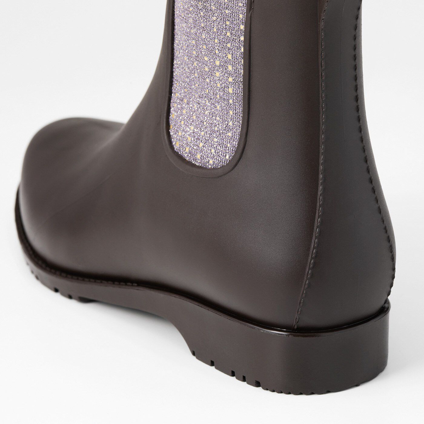 L'AMIPLUS|雨の日も足もと決まる　キラりんサイドゴアレインショートブーツ〈チョコブラウン〉|本物のブーツから型をとっているので縫い目はとてもリアル。