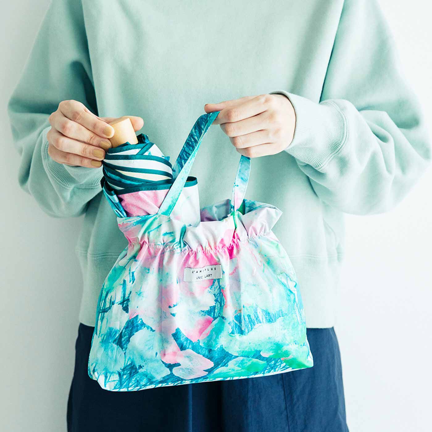 L'AMIPLUS［ラミプリュス］|ラミプリュス×ユニカラート ギャザー袋にIN！ 先のとがっていないやさしい折りたたみ UVカット晴雨兼用傘の会|きちんとたたまなくてもバサッと入れて持ち運べる。口もとがゴム仕様のきんちゃくバッグ付き。