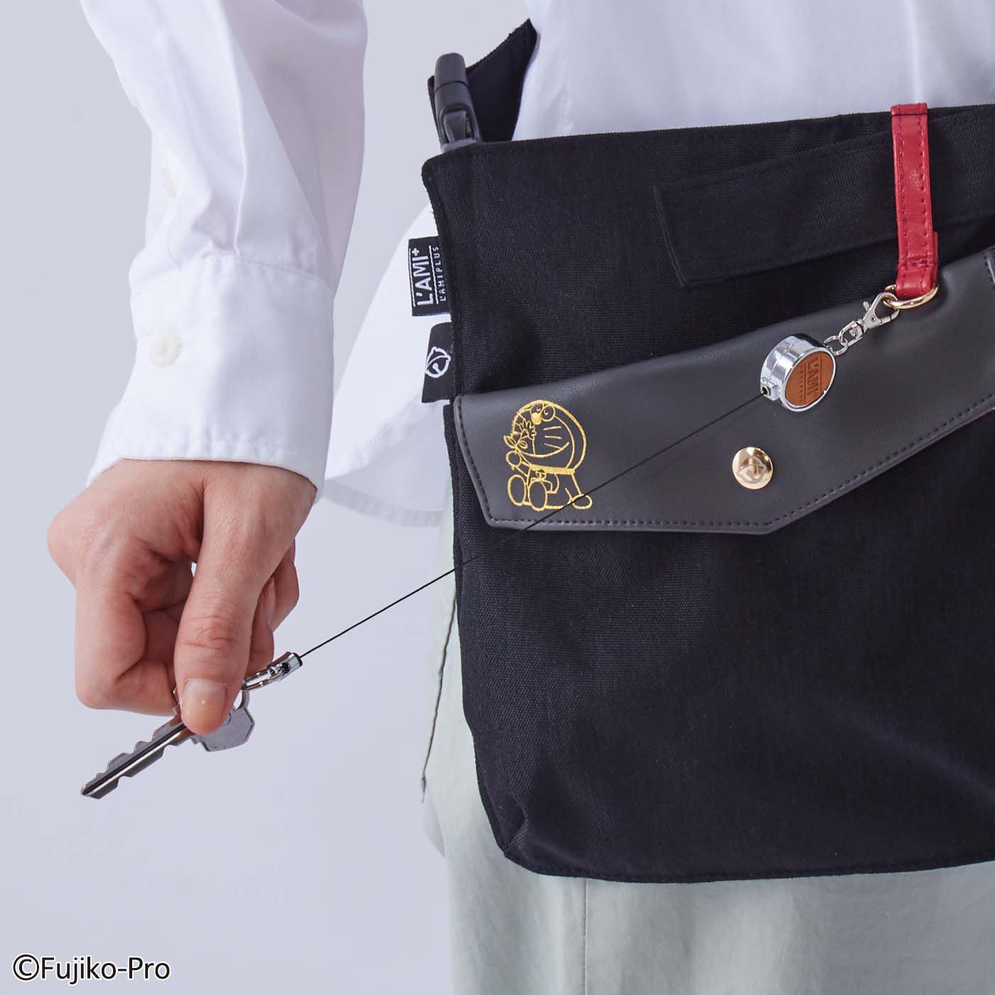L'AMIPLUS|ドラえもん　ポケット以上バッグ未満で気軽にお出かけ！ ベルトポケット〈ラミプリュス〉の会|かぎをつないで使えるDカン付き。