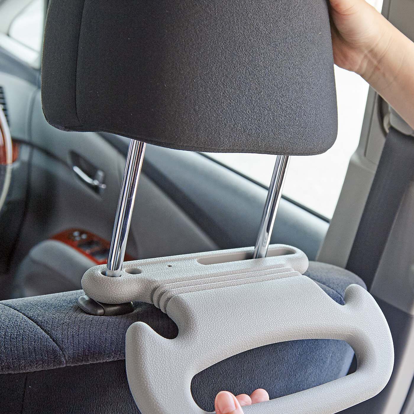 L'AMIPLUS［ラミプリュス］|ラミプリュス　車の乗り降りらくらく あんしん持ち手|ヘッドレストを外して穴に通すだけ！