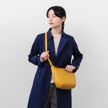 L'AMIPLUS | 姫路レザーの撥水ショルダーバッグ〈ミモザイエロー〉
