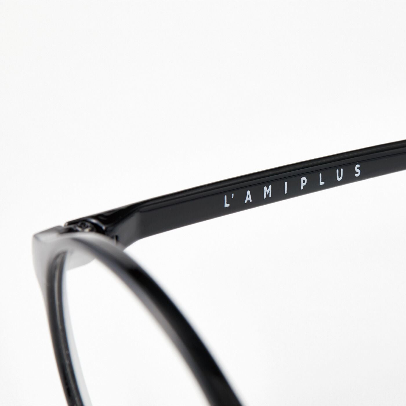 L'AMIPLUS|ラミプリュス　すっぴん隠しにも活躍！　小でかけに便利なブルーライト＆UVカットグラスの会|つるの内側にはL’AMI PLUSのロゴ入り。