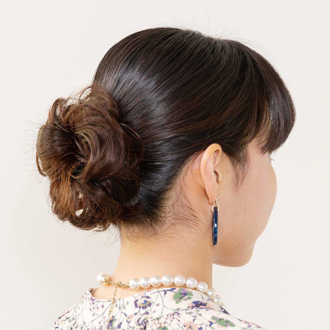 L'AMIPLUS［ラミプリュス］|ラミプリュス　ヘアゴム感覚で結ぶだけ　簡単ボリュームアップ！　シュシュウィッグ〈ミックスブラウン〉の会|3．シュシュの毛をお好みのボリュームにほぐして完成！