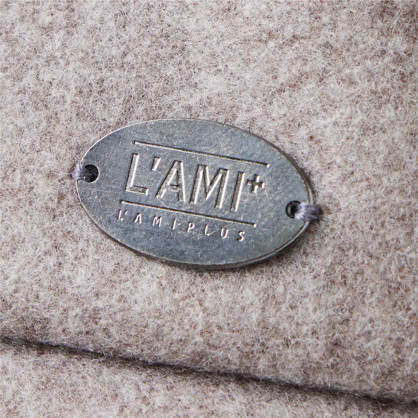 L'AMIPLUS|ラミプリュス　フェイクファーフラップでぬくぬくアップ　後ろボリュームがかわいいキャスケットの会|さりげなくL'AMIPLUSのチャーム付き。