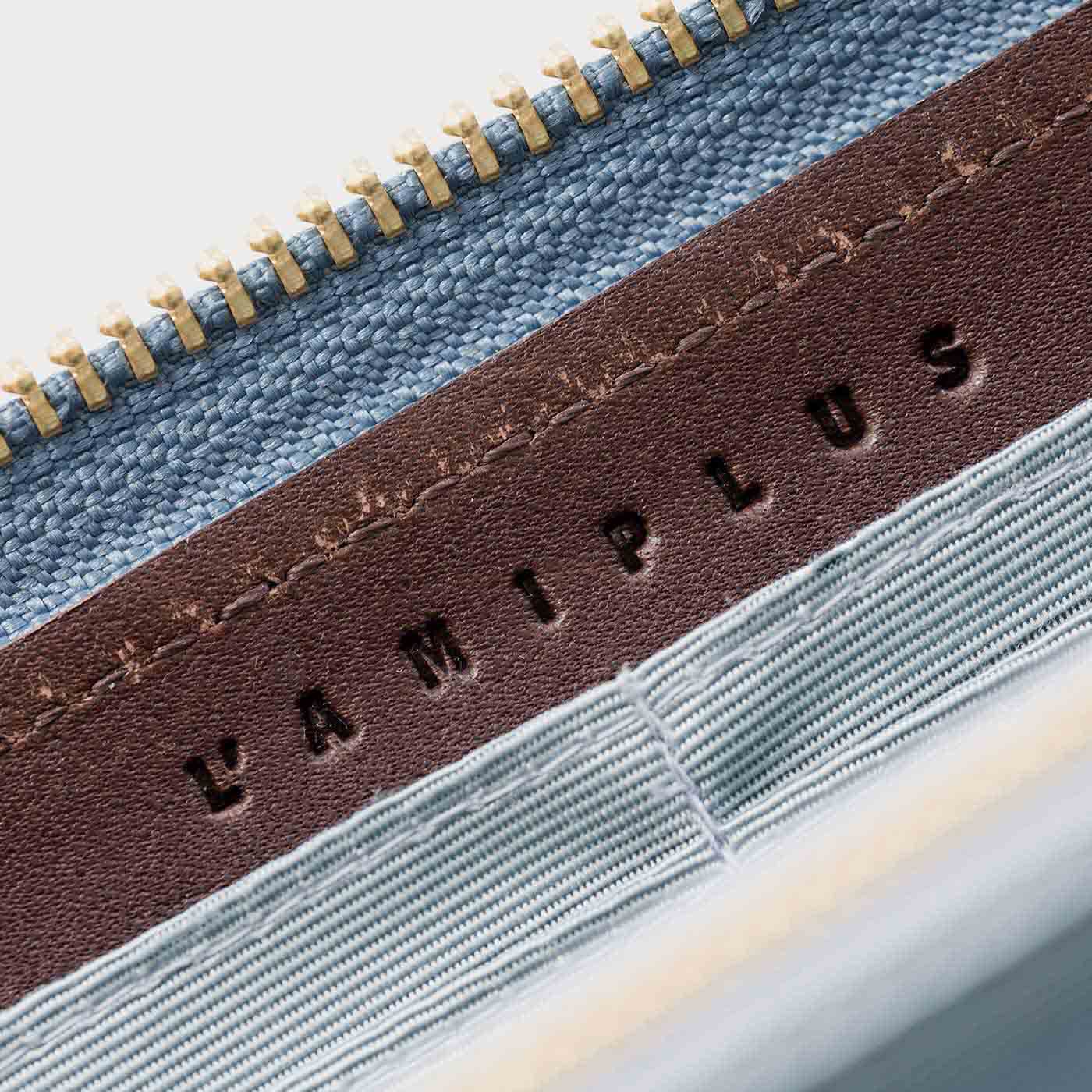L'AMIPLUS|ラミプリュス　内側じゃばら本革遣い 麗しい草花が織り上げられた ジャカード長財布〈ターコイズブルー〉|内側のL'AMI PLUSの型押しロゴがアクセント。