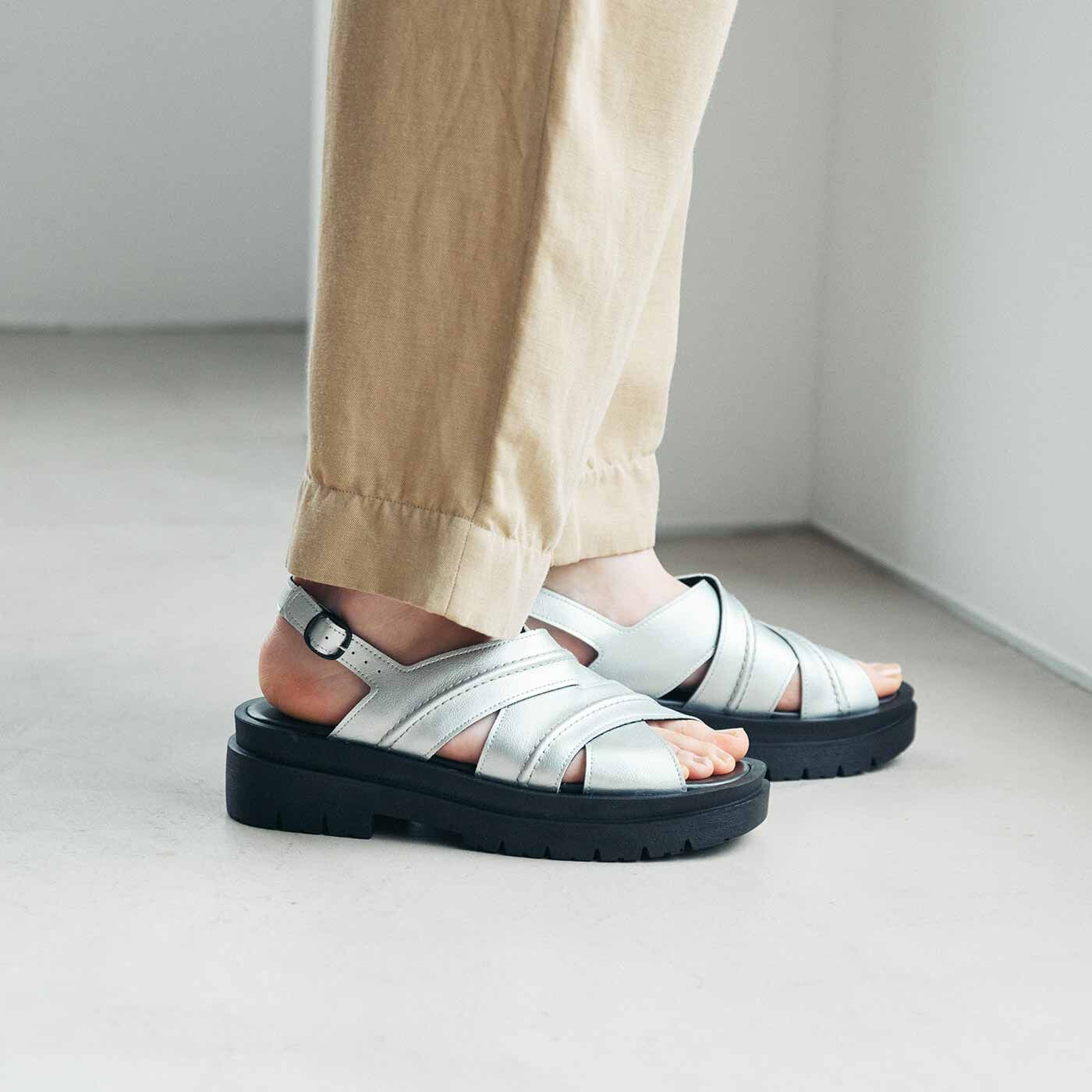 L'AMIPLUS|ラミプリュス 甲をほどよくクロスカバー 安定クッションで歩きやすい 厚底ボリュームソールサンダルの会