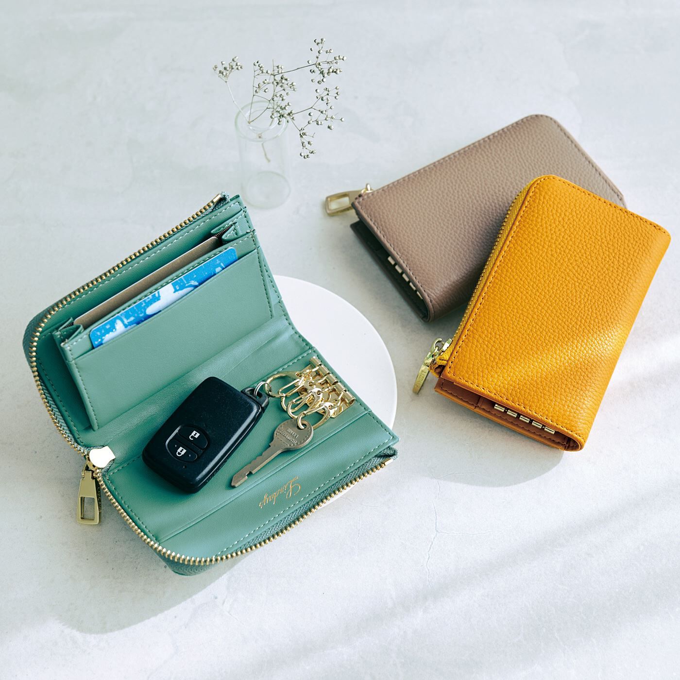 L'AMIPLUS［ラミプリュス］|ラミプリュス　貴重品をまとめてすっきり身軽！　カードも入る本革マルチキーケースの会|自宅や会社、ロッカー、車のキーなどを4つ付けられます。
