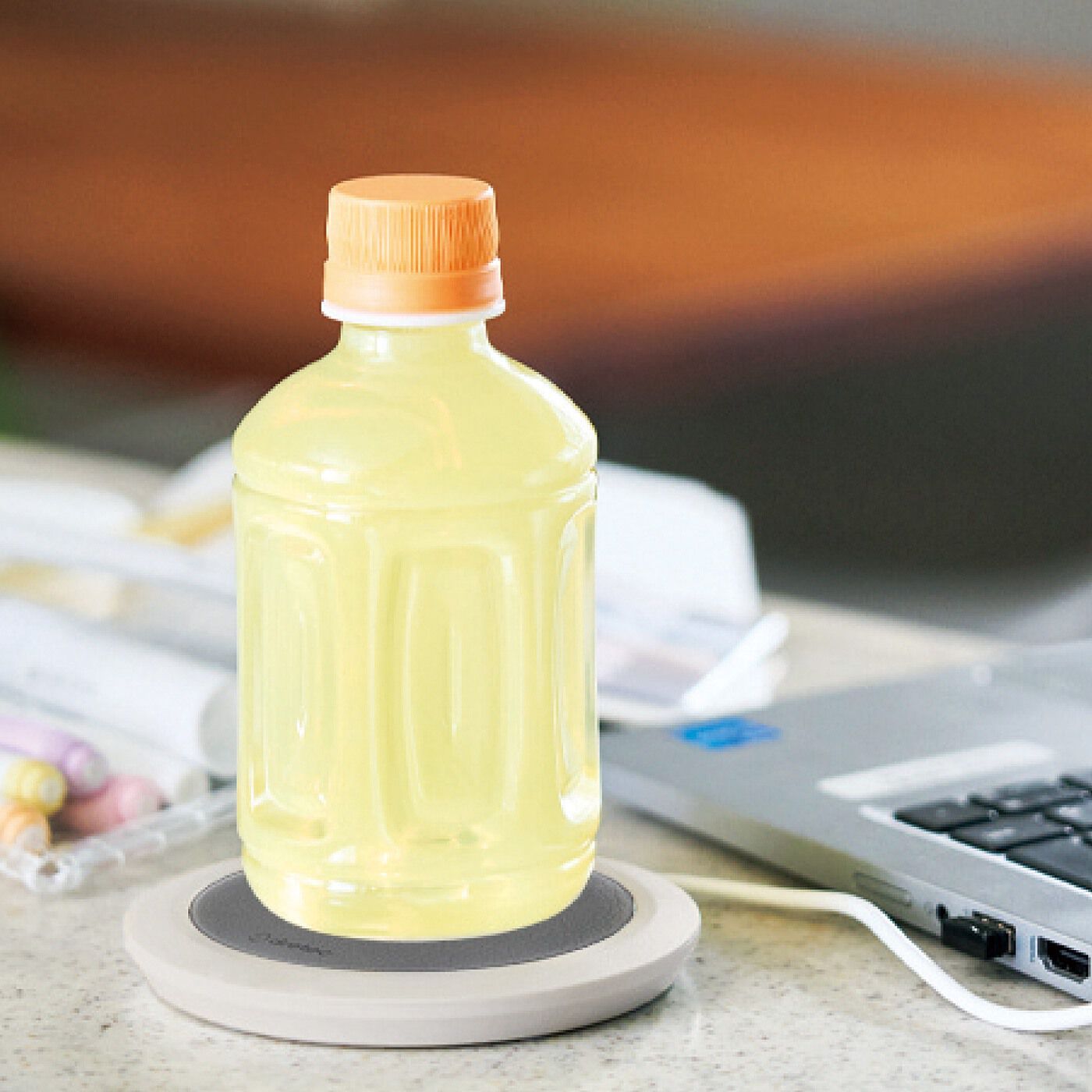 L'AMIPLUS|ラミプリュス　ＵＳＢで繋いであたたかキープ　ペットボトルでも使えるカップウォーマー〈ベージュ〉|ホット専用のペットボトルにも使用OK。