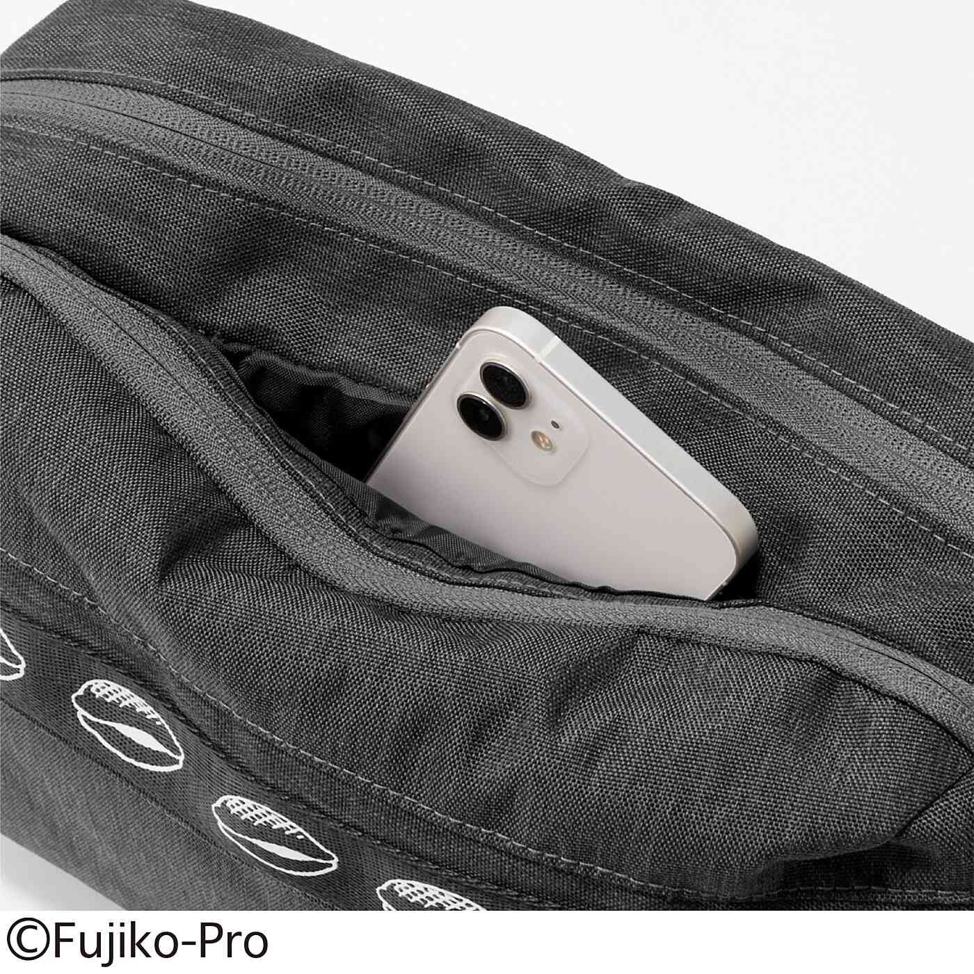 L'AMIPLUS|ドラえもん　前ポケットが大きく開いて一目瞭然（りょうぜん）　撥水（はっすい）ポイッシュ ショルダーバッグ|スマホを一時置きできる便利なスリットポケット。