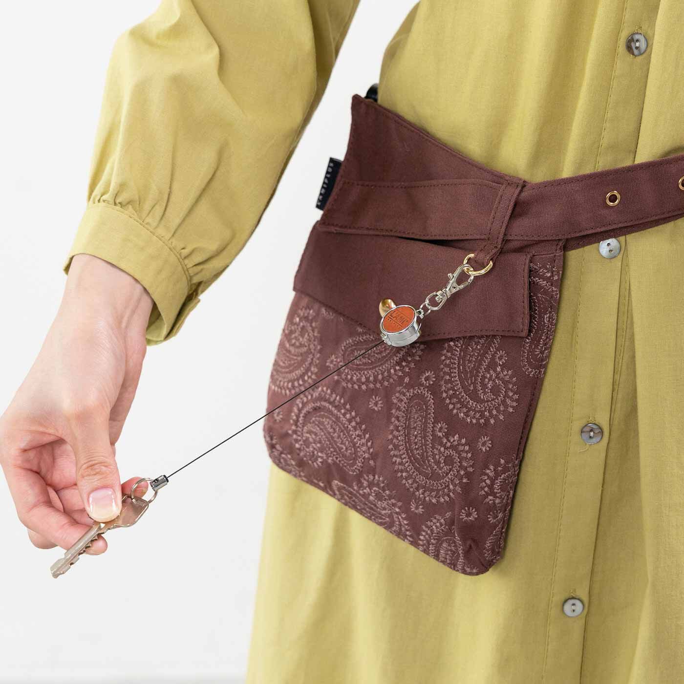 L'AMIPLUS|ラミプリュス　ポケット以上バッグ未満で気軽にお出かけ！ ベルトポケット〈ペイズリー刺しゅう〉の会|かぎをつないでおけるDカン付き。
