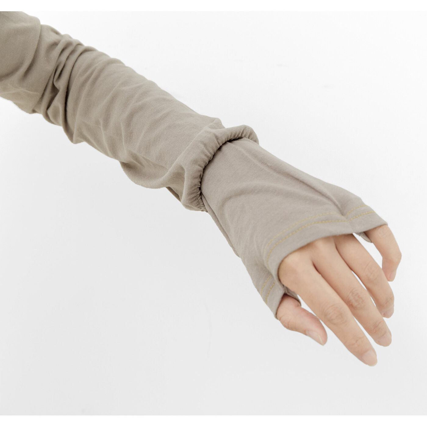 L'AMIPLUS|ラミプリュス　手の甲もしっかりガード　ロンＴを着ているようなUVカットアームカバーの会|手の甲の部分が大きくてフィットしにくい場合は、手首部分のシャーリングゴムで調整できます。