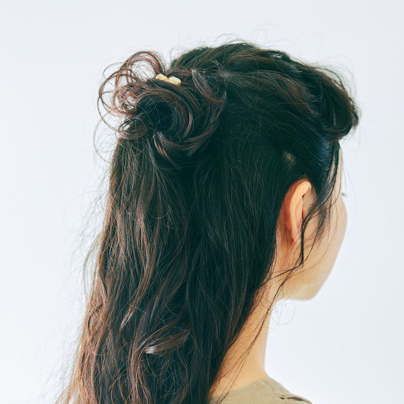 L'AMIPLUS［ラミプリュス］|ラミプリュス　ヘアゴム感覚で結ぶだけ　簡単ボリュームアップ！　シュシュウィッグ〈ナチュラルブラック〉の会|ヘアゴム隠しに　〈S〉使用時