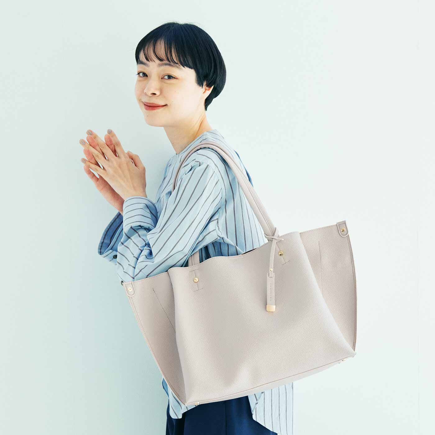 L'AMIPLUS［ラミプリュス］|ラミプリュス パソコンポケットがある 整とん美人な7つ星洗練お仕事バッグ〈ライトベージュ〉
