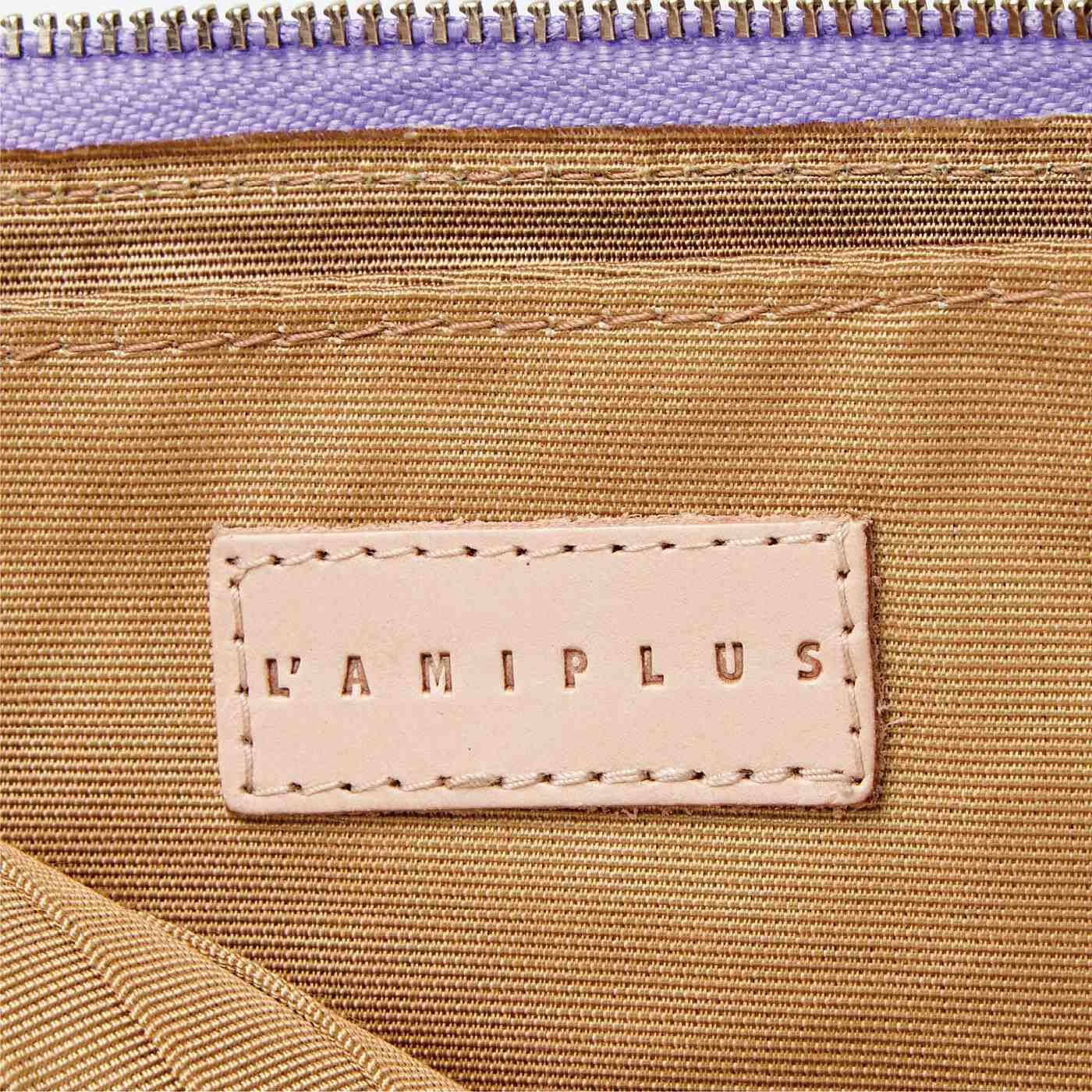 L'AMIPLUS|ラミプリュス　手仕事で色付けたつやめきに心華やぐ　ステンドグラス風やわらか本革長財布〈ビーナスベルト〉|内側には色の変化を楽しめるヌメ革にロゴを刻印。