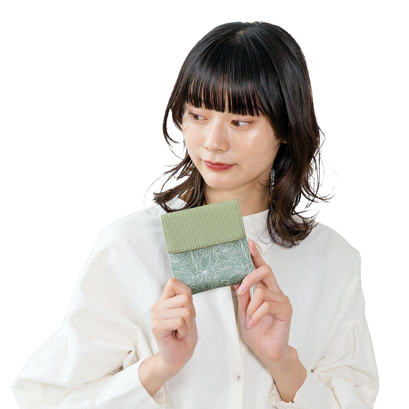 L'AMIPLUS［ラミプリュス］|ラミプリュス　小さくたってやりくり上手　大人の賢い7つ星二つ折り財布〈ボタニカル柄〉の会|このくらいのサイズです。
